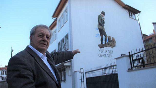 Kütahyalı gurbetçi 3 katlı evinin duvarına Atatürk silueti çizdirdi