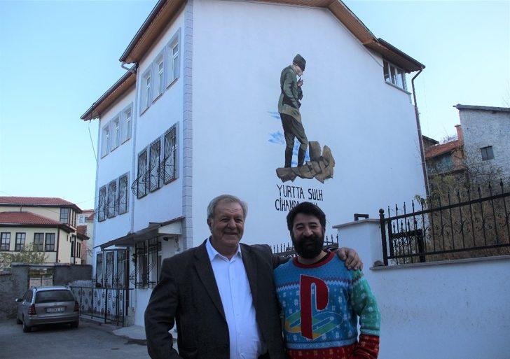 Kütahyalı gurbetçi 3 katlı evinin duvarına Atatürk silueti çizdirdi G2