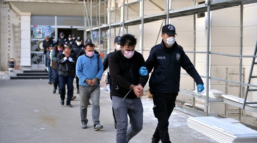 Mersin'de fuhuş operasyonu: 18 kişi tutuklandı