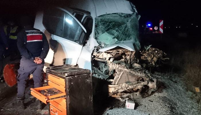 Afyonkarahisar'da otobüsle minibüs çarpıştı: Ölü ve yaralılar var