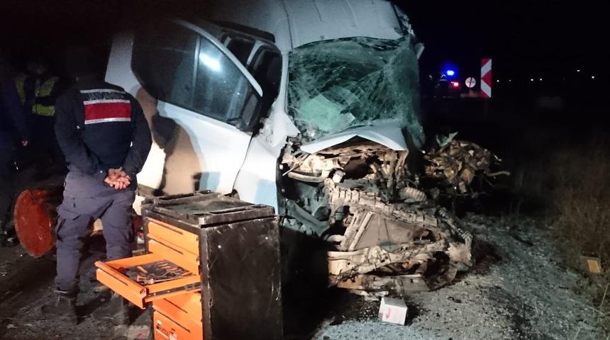 Afyonkarahisar'da otobüsle minibüs çarpıştı: Ölü ve yaralılar var