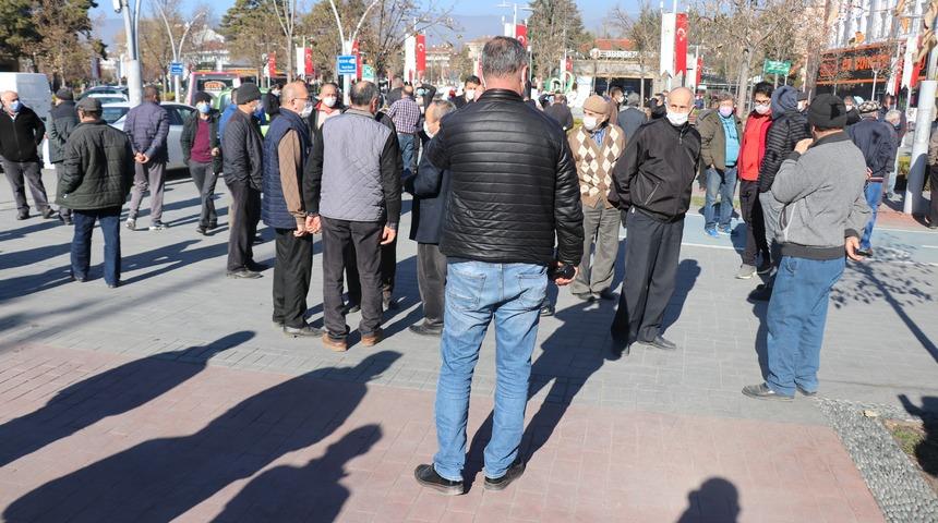 Vali 'Kaçak yapılar yıkılacak' dedi! Köylüler valilik önünde toplandı