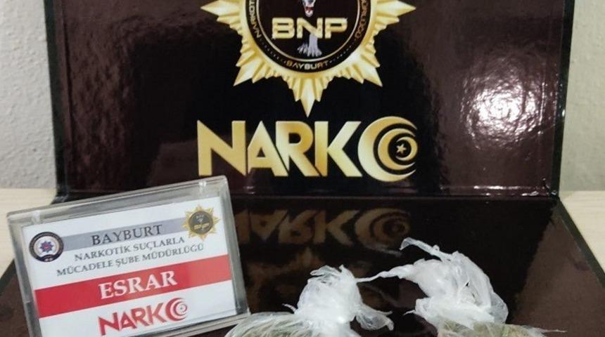 Bayburt&rsquo;ta bir miktar esrarla yakalanan 2 ş&uuml;pheli g&ouml;zaltına alındı