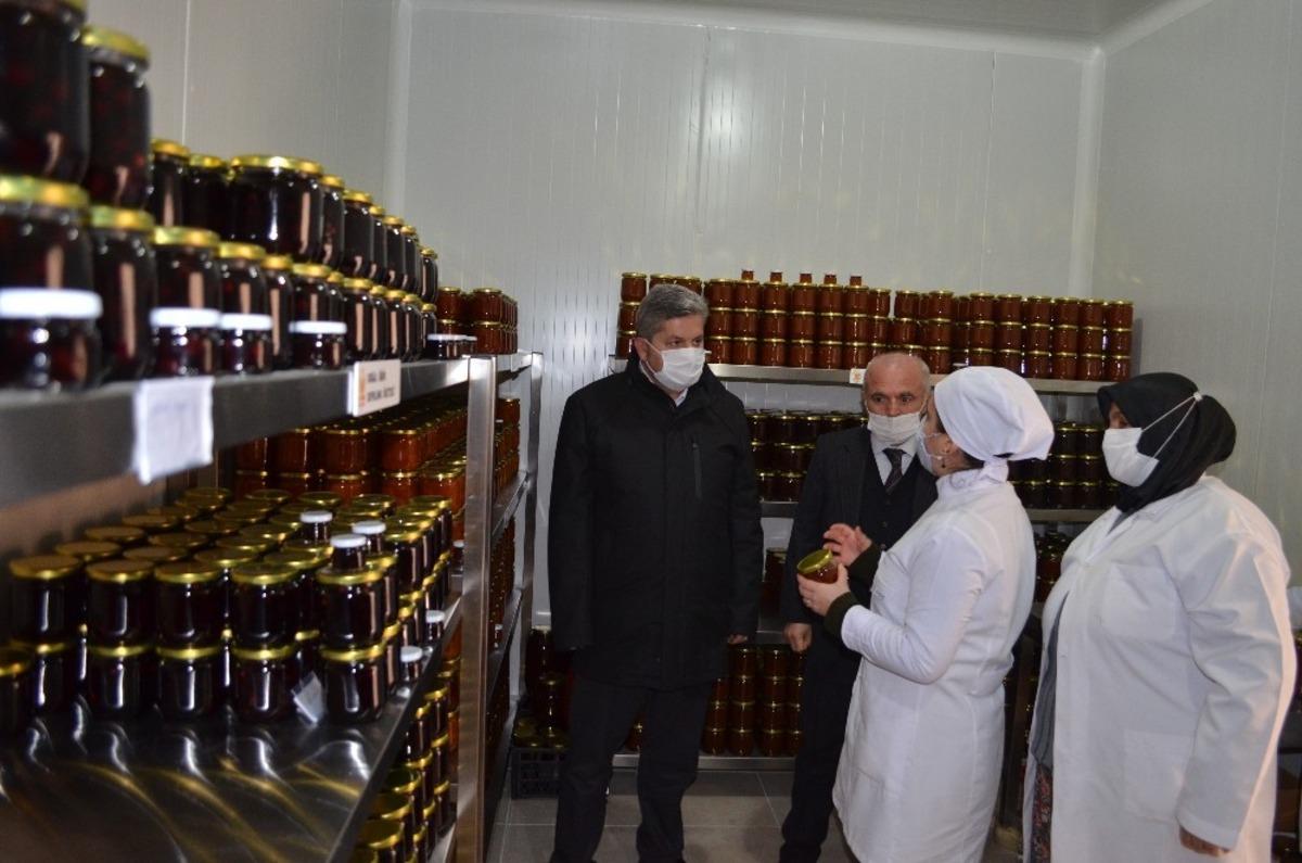 Kadın &ccedil;ift&ccedil;iler hem &uuml;retiyor hem de ev ekonomilerine katkı sunuyorlar