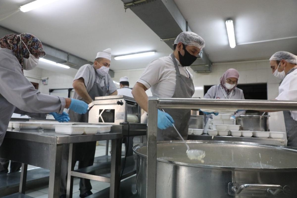 Sincan Belediyesi yardımlarla g&ouml;n&uuml;llere dokunuyor