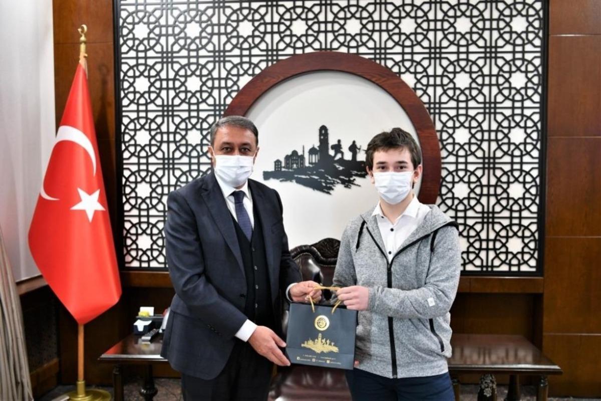 Vali Şıldak, TEKNOFEST&rsquo;te derece alan &ouml;ğrenciyi &ouml;d&uuml;llendirdi