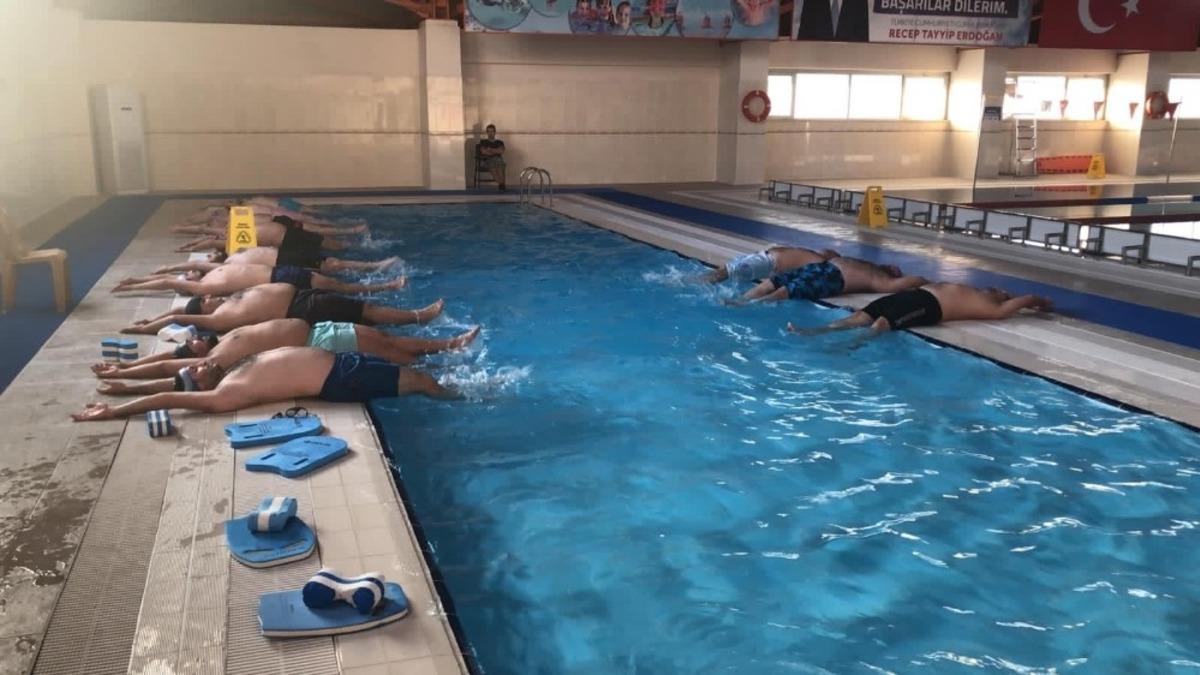 &Ouml;ğretmenler y&uuml;zme &ouml;ğreniyor