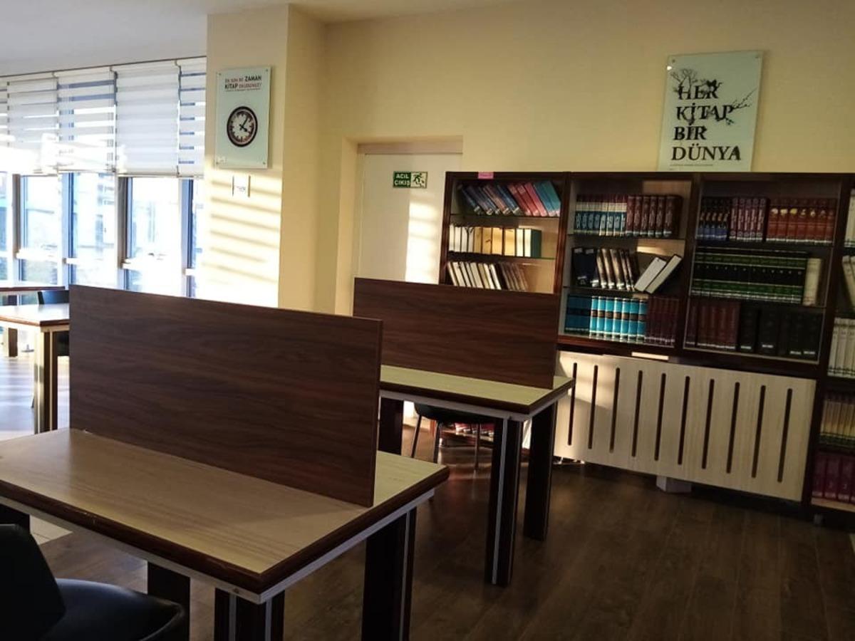 K&uuml;t&uuml;phane pandemi nedeniyle yeni d&uuml;zenleme yapıldı