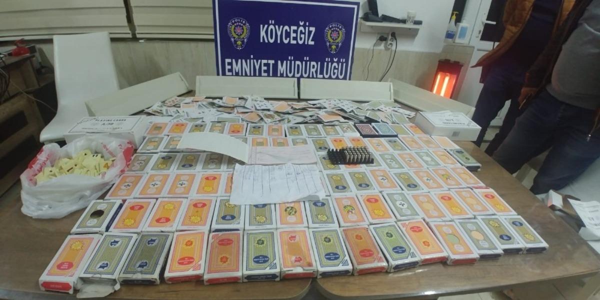 K&ouml;yceğiz&rsquo;de iki eve kumar baskını: 27 kişiye 119 bin 610 lira ceza