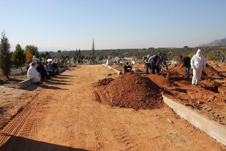 Aydın Efeler’de Mezarlıklar Müdürlüğü görevlileri en yoğun günlerden birini yaşadı G2
