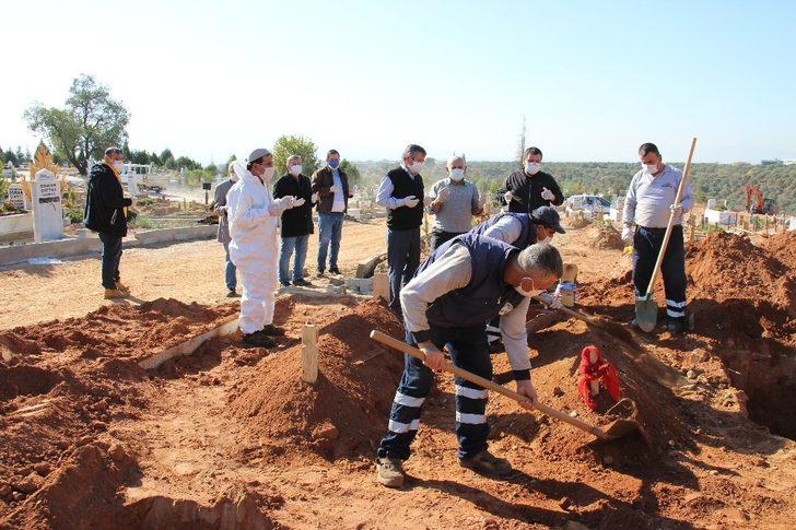 Aydın Efeler’de Mezarlıklar Müdürlüğü görevlileri en yoğun günlerden birini yaşadı G3