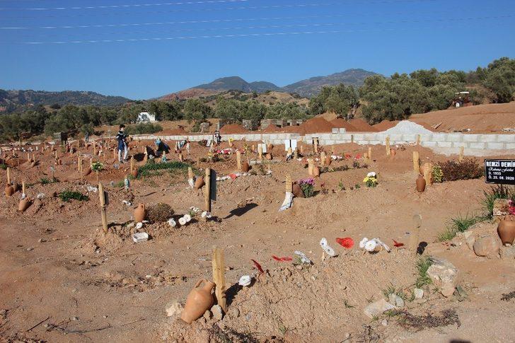 Aydın Efeler’de Mezarlıklar Müdürlüğü görevlileri en yoğun günlerden birini yaşadı G4