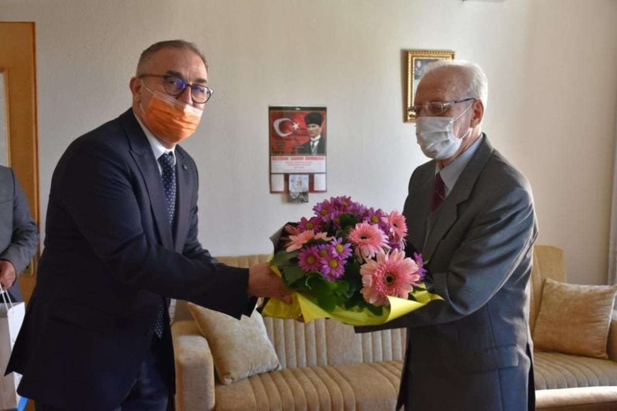 92 yaşındaki emekli &ouml;ğretmenin duygu dolu anları