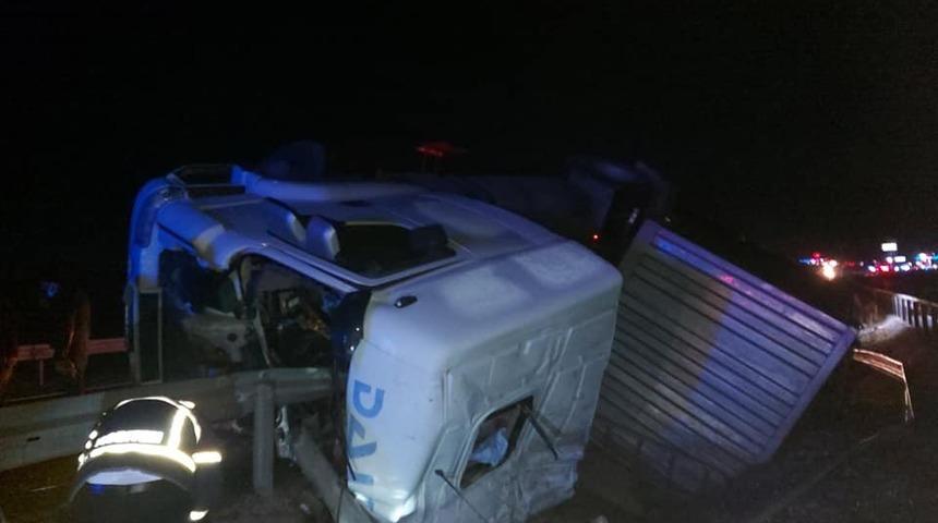 Bolu&rsquo;da bariyerlere &ccedil;arpan balık y&uuml;kl&uuml; tır devrildi: 1 yaralı