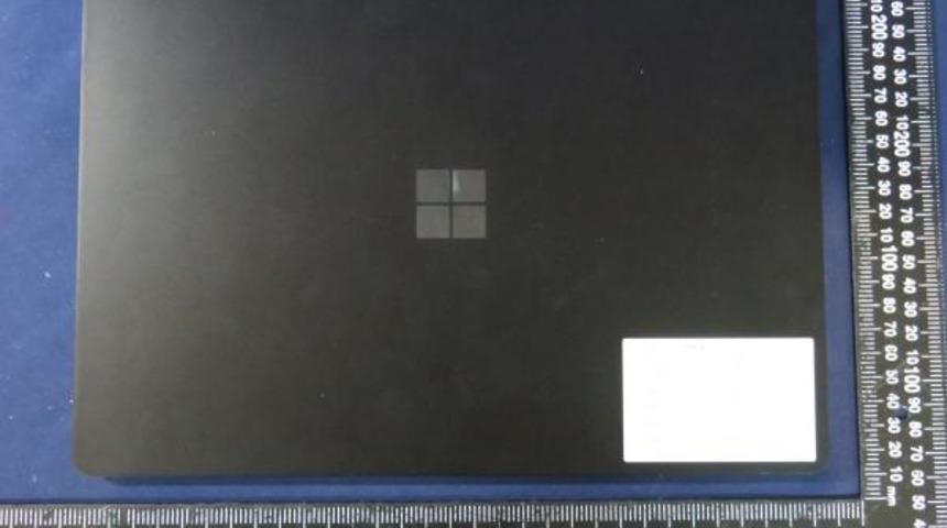 Microsoft Surface Pro 8 ve Surface 4 g&ouml;r&uuml;nt&uuml;lendi