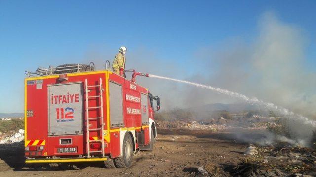 Burhaniye’de yazlık sitedeki çöplük yangını söndürüldü