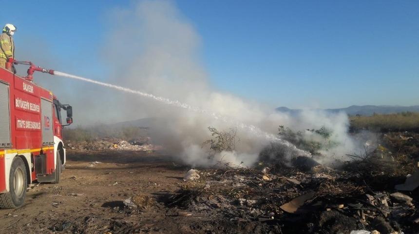 Burhaniye&rsquo;de yazlık sitedeki &ccedil;&ouml;pl&uuml;k yangını s&ouml;nd&uuml;r&uuml;ld&uuml;