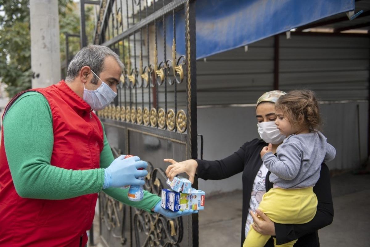Mersin B&uuml;y&uuml;kşehir Belediyesine bağışlanan 7 bin adet mama annelere ulaştırıldı