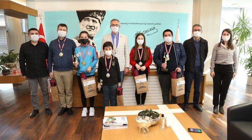 Satran&ccedil; şampiyonları &ouml;d&uuml;llerini Başkan Arda&rsquo;dan aldı