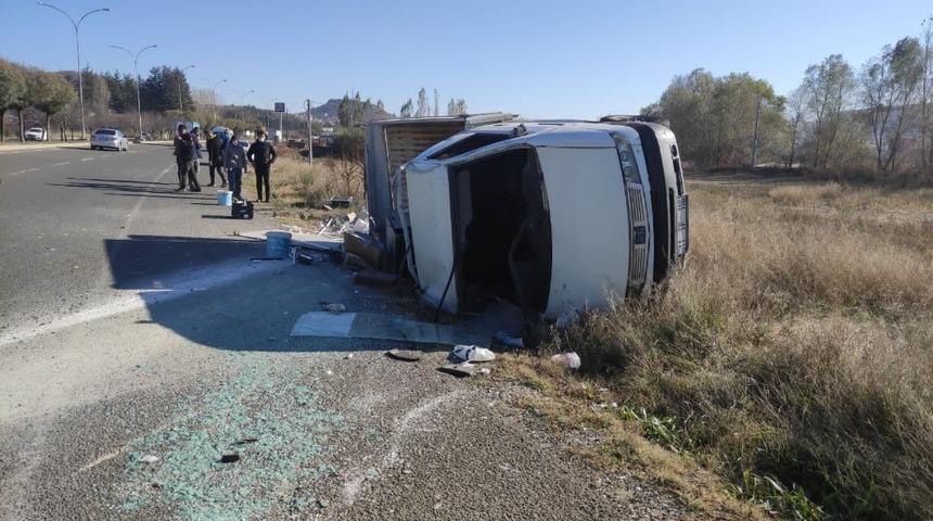 Kamyonet devrildi; 1 yaralı