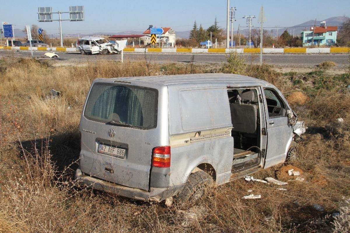 Minib&uuml;sle otomobil &ccedil;arpıştı: 1 &ouml;l&uuml;, 3 yaralı