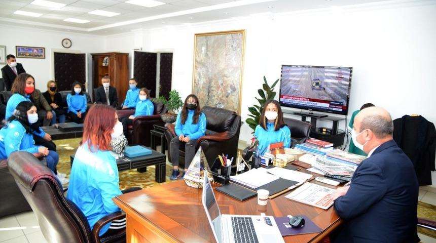 2. lige y&uuml;kselen kadın hentbol takımı Başkan Ekicioğlu&rsquo;nu ziyaret etti