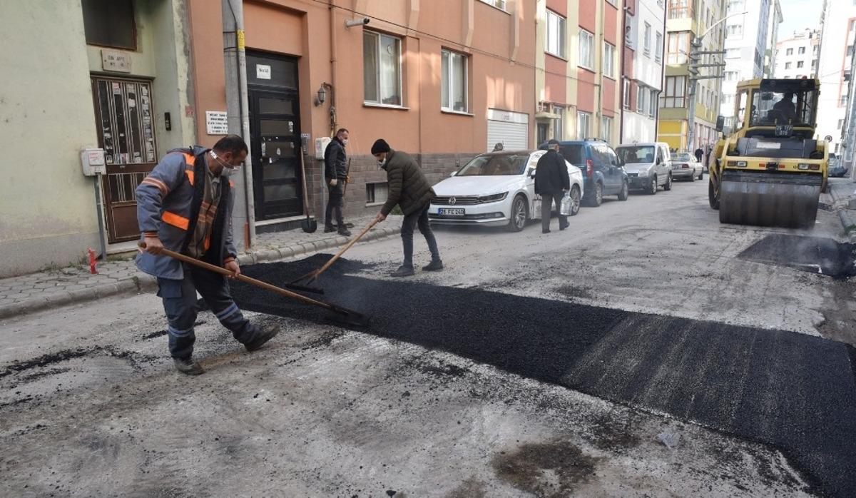 Fen İşleri ekiplerinin yol ve kaldırım &ccedil;alışmaları