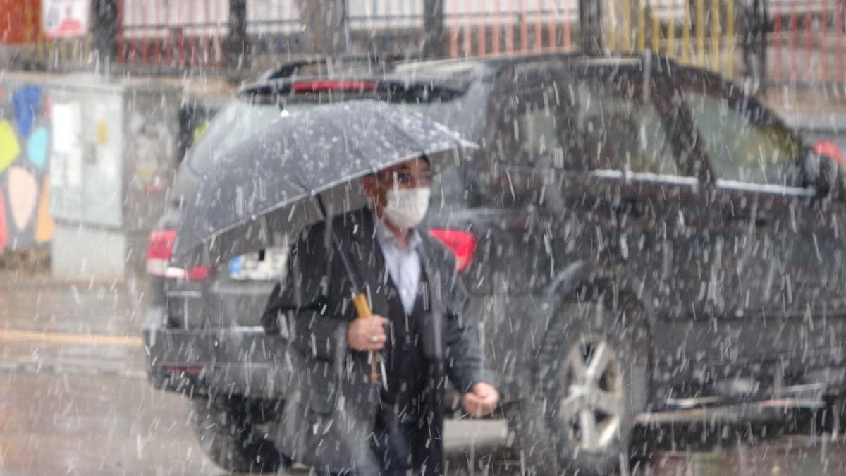 Muş&rsquo;ta kar yağışı kenti beyaza b&uuml;r&uuml;d&uuml;