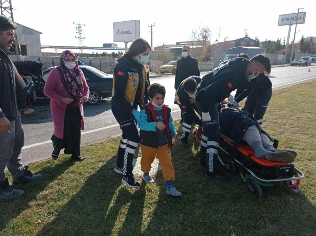 Yoldan &ccedil;ıkıp &uuml;&ccedil;&uuml;nc&uuml; bir araca da &ccedil;arptı; 7 yaralı