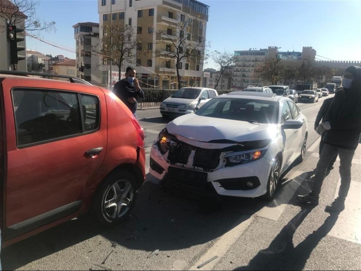 Trafik ışıklarında g&ouml;r&uuml;nmez kaza