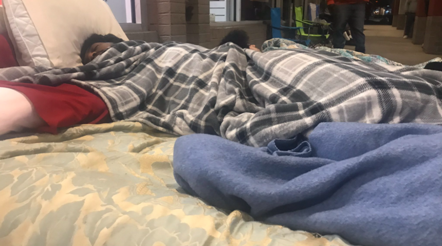 PlayStation 5'in stoklara gireceğini duydular, yataklarını mağazanın önüne getirdiler!