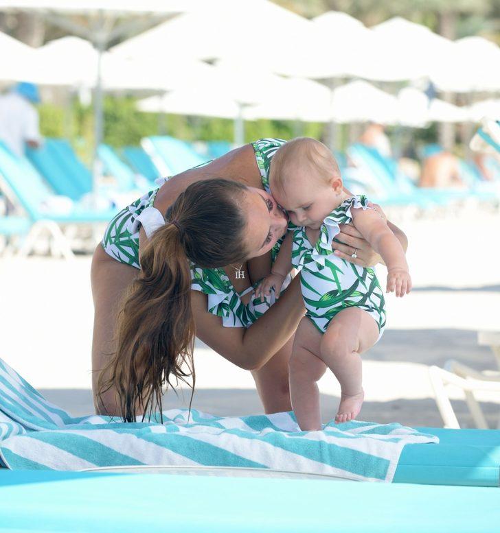 Chloe Goodman kızıyla bir örnek mayo giydi G3