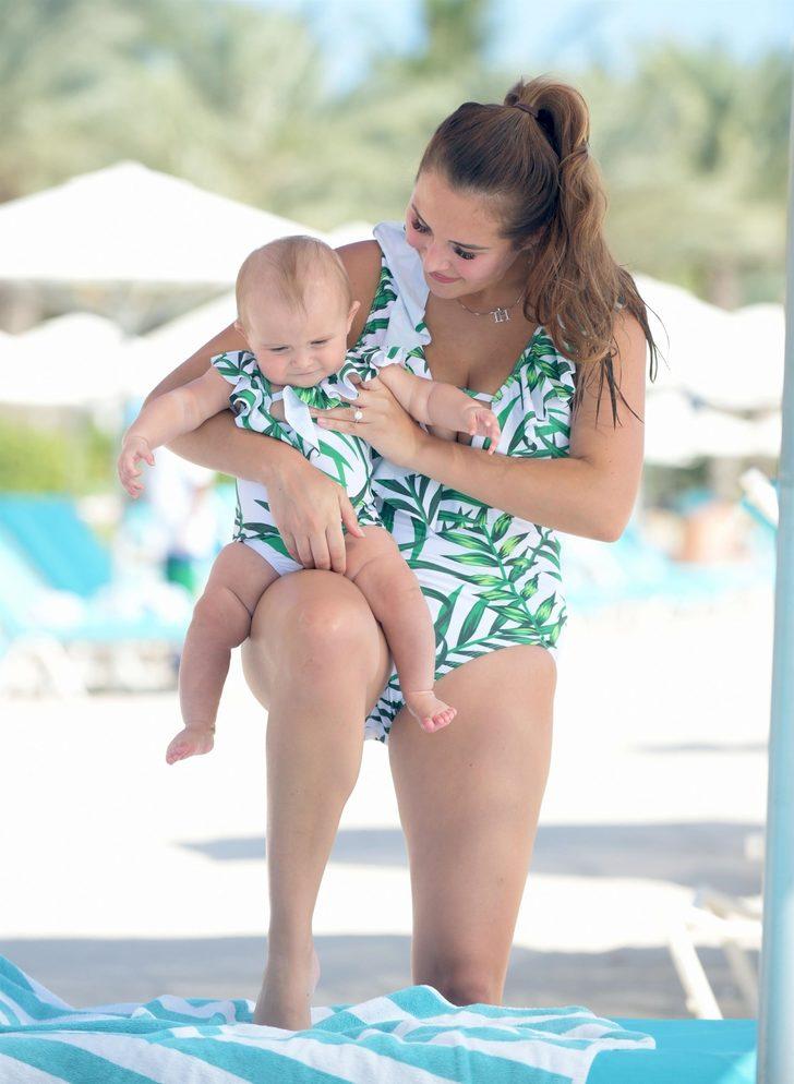 Chloe Goodman kızıyla bir örnek mayo giydi G5