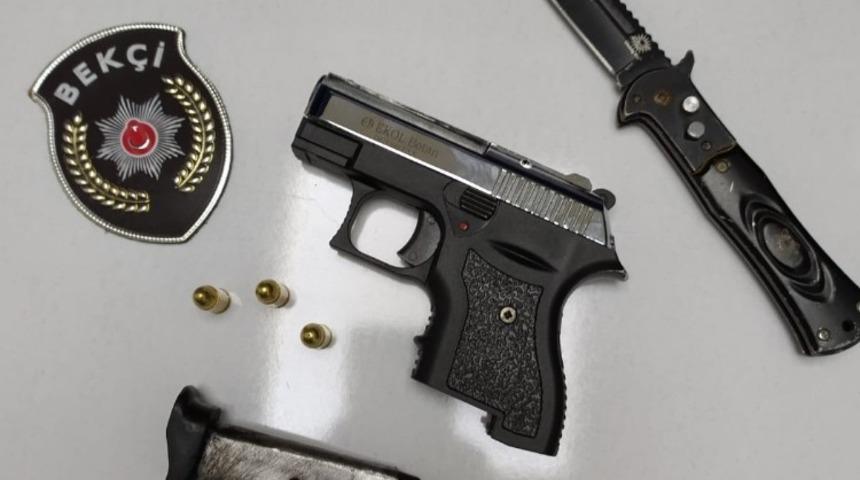 Ş&uuml;pheli ara&ccedil;tan kuru sıkı silah ve bı&ccedil;ak &ccedil;ıktı