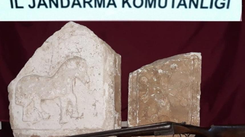 Tarihi eseri satmak isterken yakalandı