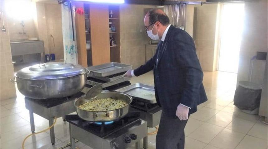 Sandıklı Belediyesi 6 yıldır 300 vatandaşa g&uuml;nl&uuml;k &uuml;&ccedil; &ccedil;eşit sıcak yemek dağıtıyor