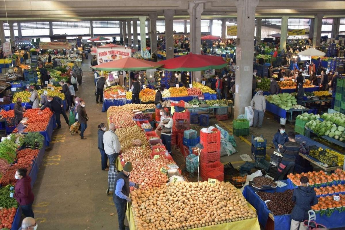 Aliağa&rsquo;daki pazar yerinde korona vir&uuml;s&uuml; denetimi