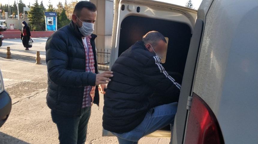 Sokak ortasında gen&ccedil; kadını bı&ccedil;akladı