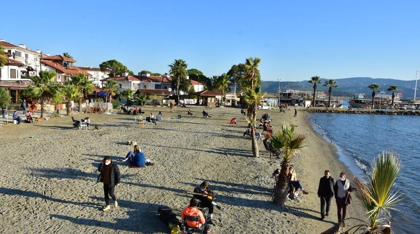 Muğla'da sıcak havayı fırsat bilenler sahil kenarlarını doldurdu