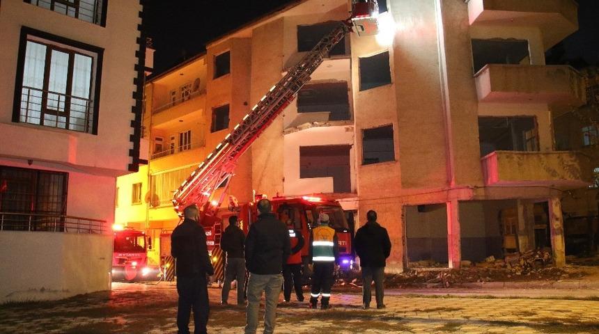 Elazığ'da yangını gören vatandaşlar kısıtlamayı unuttu