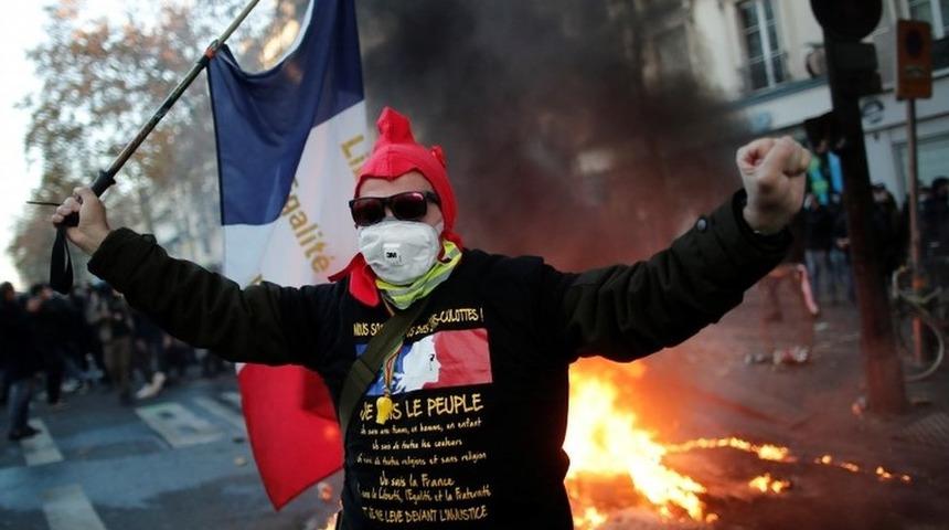 Paris'te polis g&uuml;venlik yasasına karşı eylemde biber gazı kullanıldı