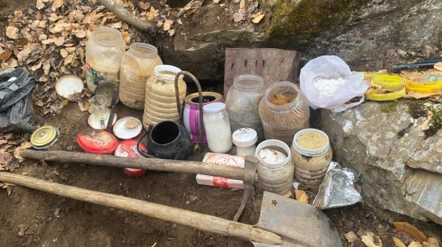 Bitlis&rsquo;te ter&ouml;r &ouml;rg&uuml;t&uuml;nce toprağa gizlenmiş yaşam malzemesi ele ge&ccedil;irildi