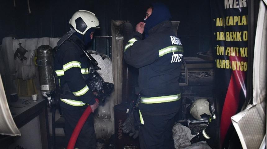 Aksaray'da sobadan düşen alevli karton dükkanı yaktı