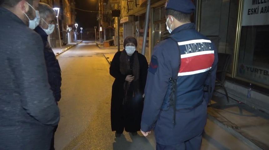 Ticari taksi s&uuml;r&uuml;c&uuml;s&uuml;, ekipleri g&ouml;r&uuml;nce hasta kadını sokağa bırakıp ka&ccedil;tı