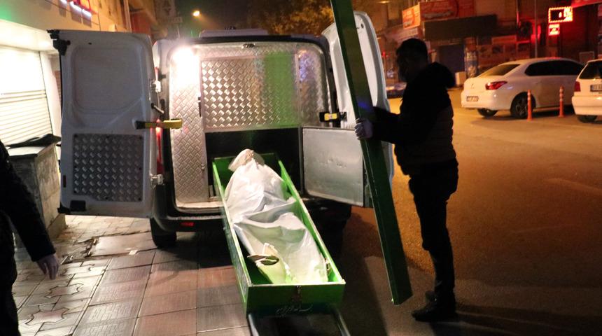 Komşuların kötü koku ihbarı yaptığı dairede yaşlı adamın cansız bedeni bulundu