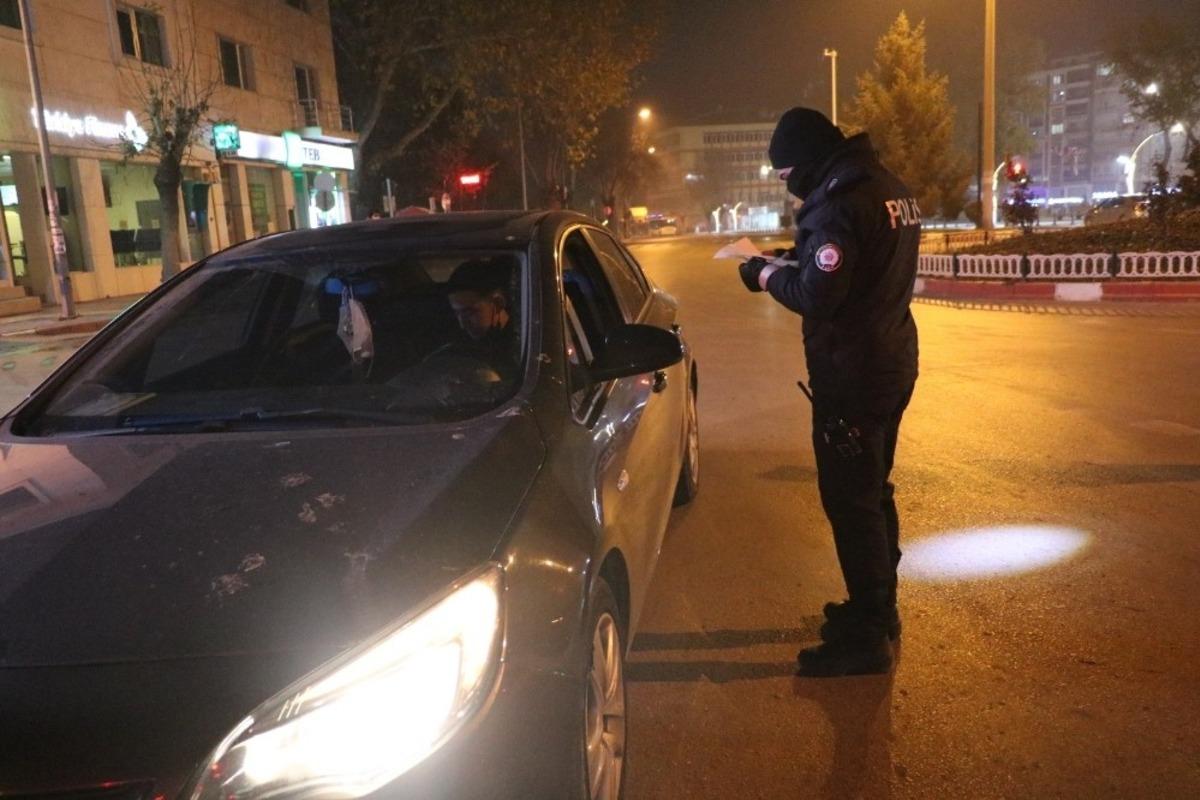 Afyonkarahisar&rsquo;da kısıtlamanın ilk dakikalarında denetimler başladı