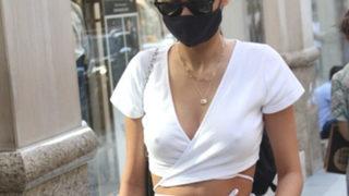 Buse İskenderoğlu süper minisiyle poz verdi