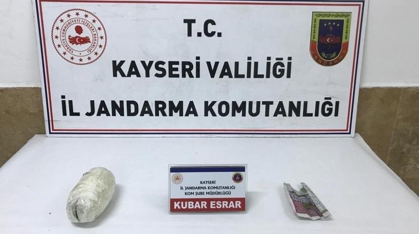 Jandarmanın &ccedil;evirdiği yolcu otob&uuml;s&uuml;nde 450 gram esrar ele ge&ccedil;irildi