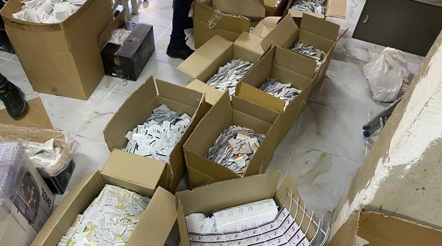 Ataşehir&rsquo;de sahte ila&ccedil; imalatı yapan iş yerine operasyon