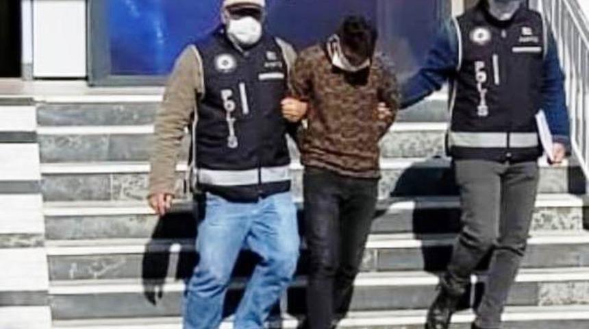 Hem &ccedil;aldı, hem d&ouml;vd&uuml;